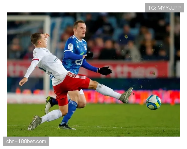 斯特拉斯堡三中卫体系有效限制里昂前锋活动空间